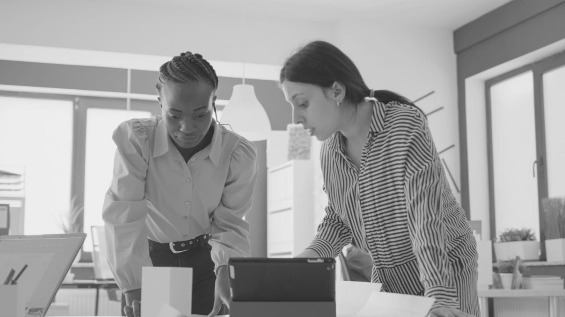 Personas trabajando en planificación financiera detallada